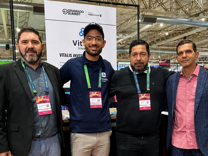 Leonardo Luz com clientes da FA Representações no Gramado Summit 2025