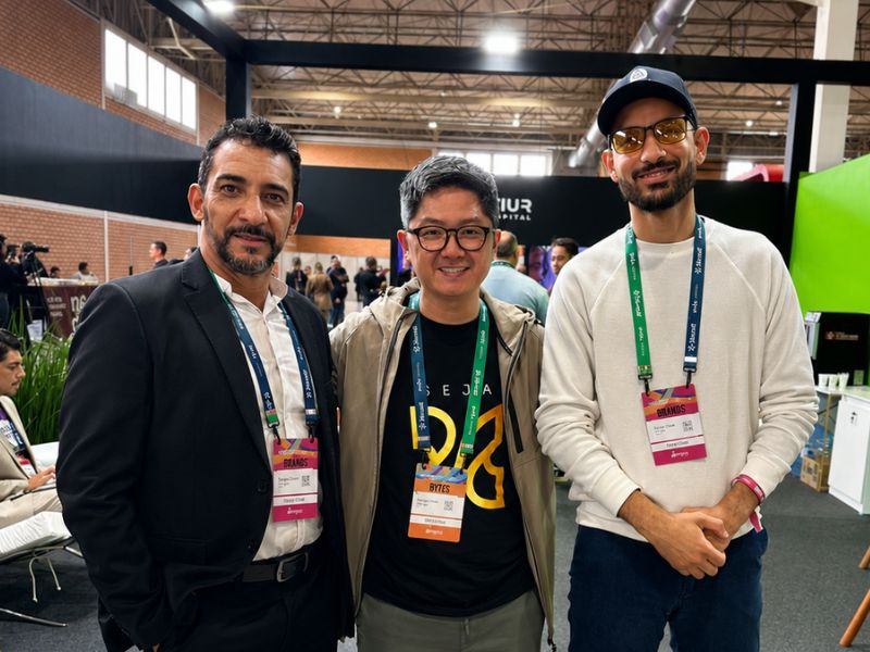 Leonardo Luz e Fabiano Nagamatsu em networking e inovação no Gramado Summit 2025